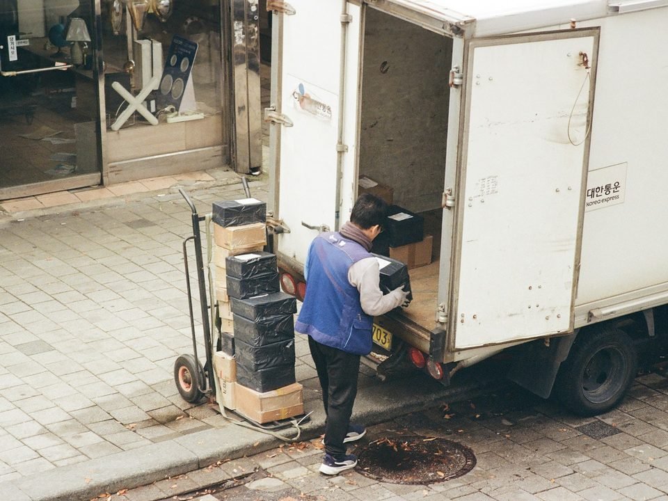 Truk pengiriman dimuat di area loading