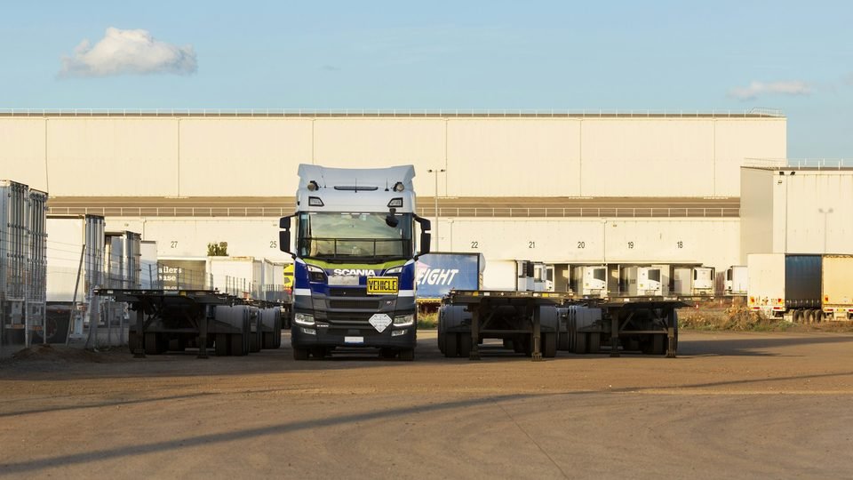 Truk ekspedisi Lintas Kargo dimuat di gudang pada pagi hari