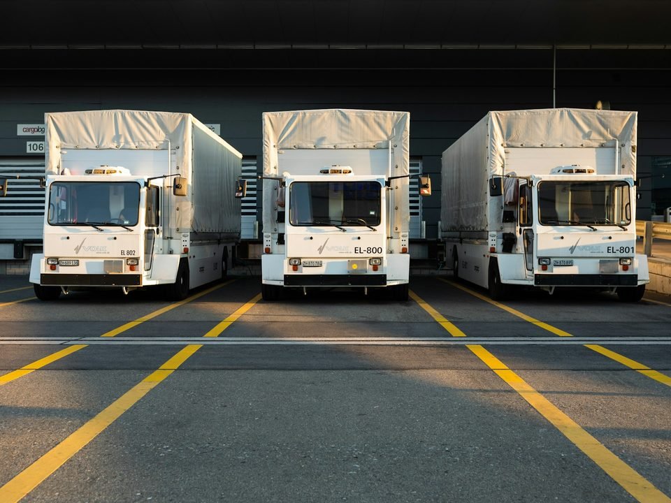 Truk boks berjajar siap berangkat