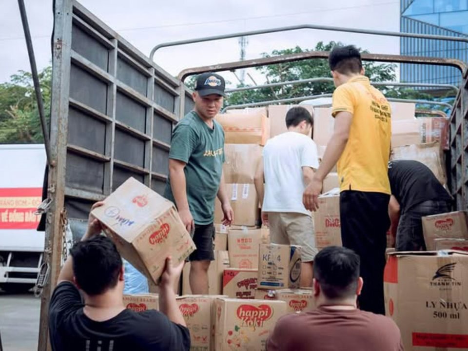 Petugas memuat kardus ke dalam truk