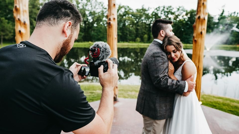 Fotografer Lensa Ranting memotret prosesi pernikahan dari dekat