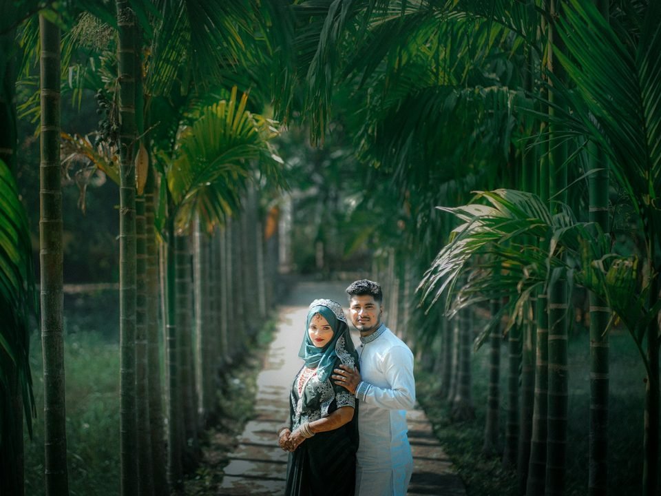 Sesi prewedding di alam terbuka saat matahari sore