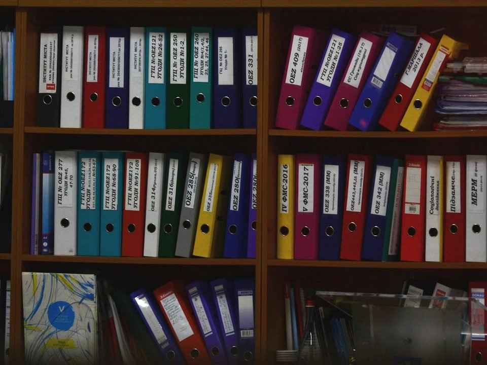 Berkas perkara dan buku hukum tertata di rak