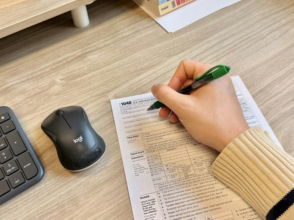 Klien menandatangani dokumen di meja kerja