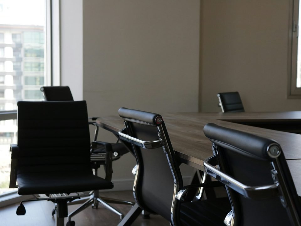 Ruang kerja kantor hukum yang terang