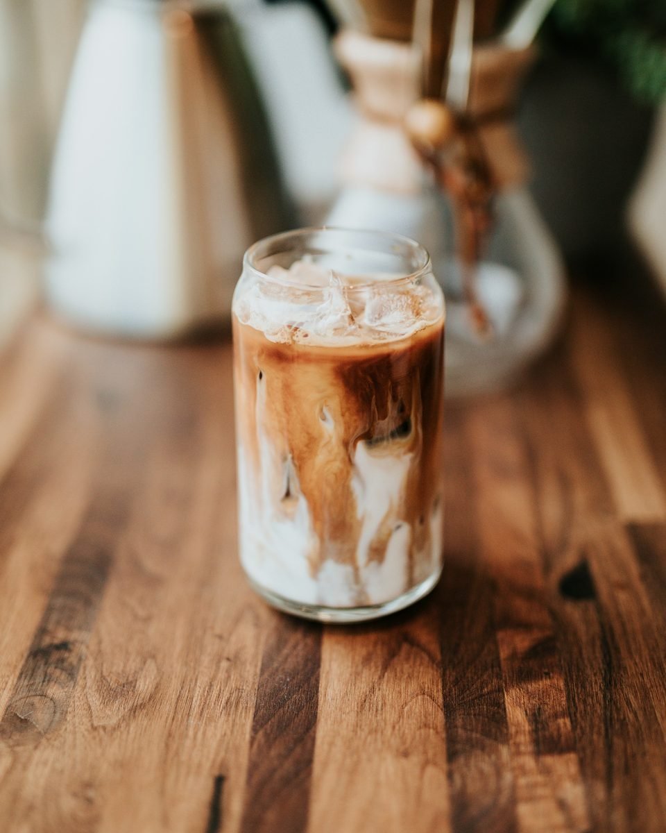 Es kopi susu gula aren Kopi Ruas dengan lapisan susu dan kopi