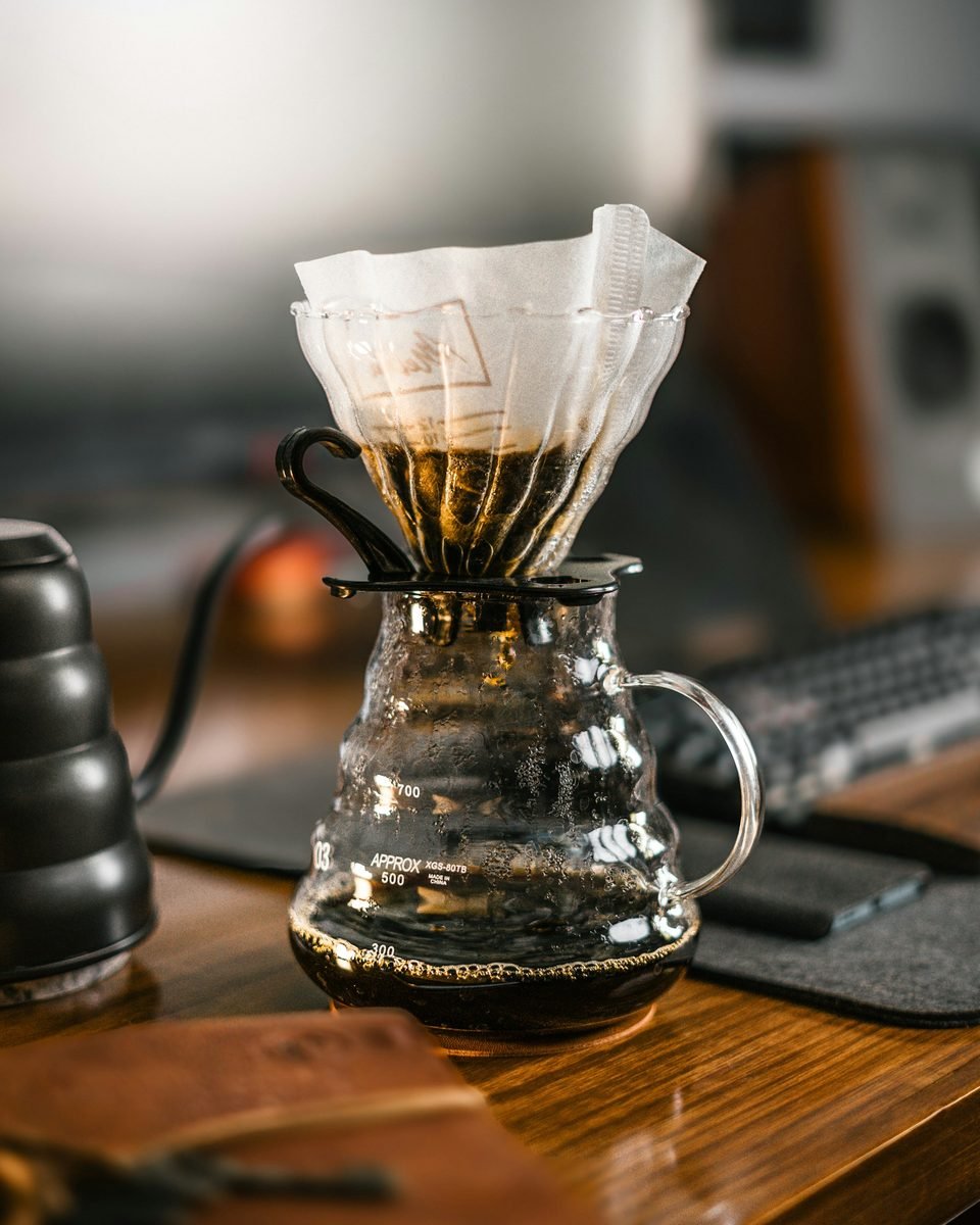 V60 dengan cangkir, biji single origin pilihan minggu ini