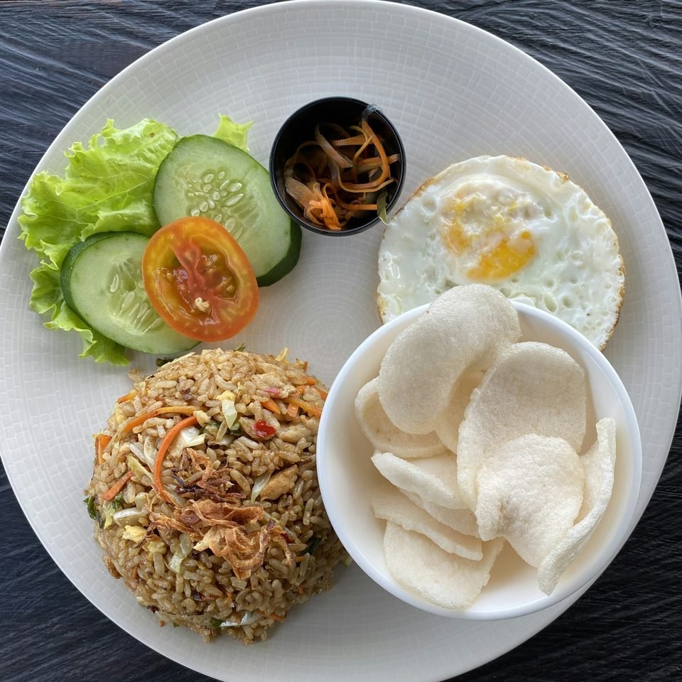 Nasi goreng kampung dengan telur mata sapi dan kerupuk