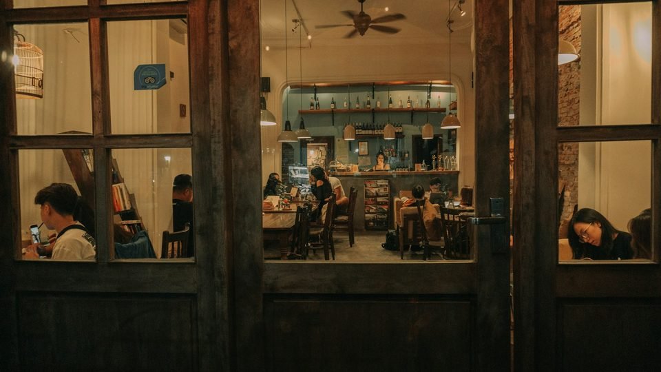 Suasana Kopi Ruas malam hari dengan lampu hangat