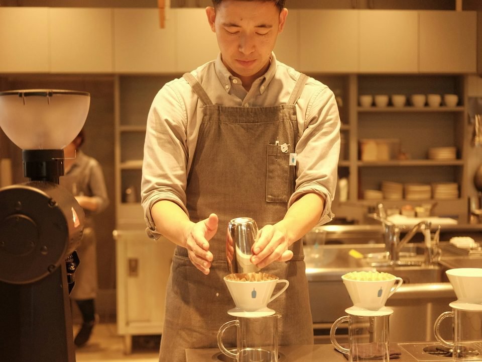 Barista Kopi Ruas menyiapkan pesanan di balik bar