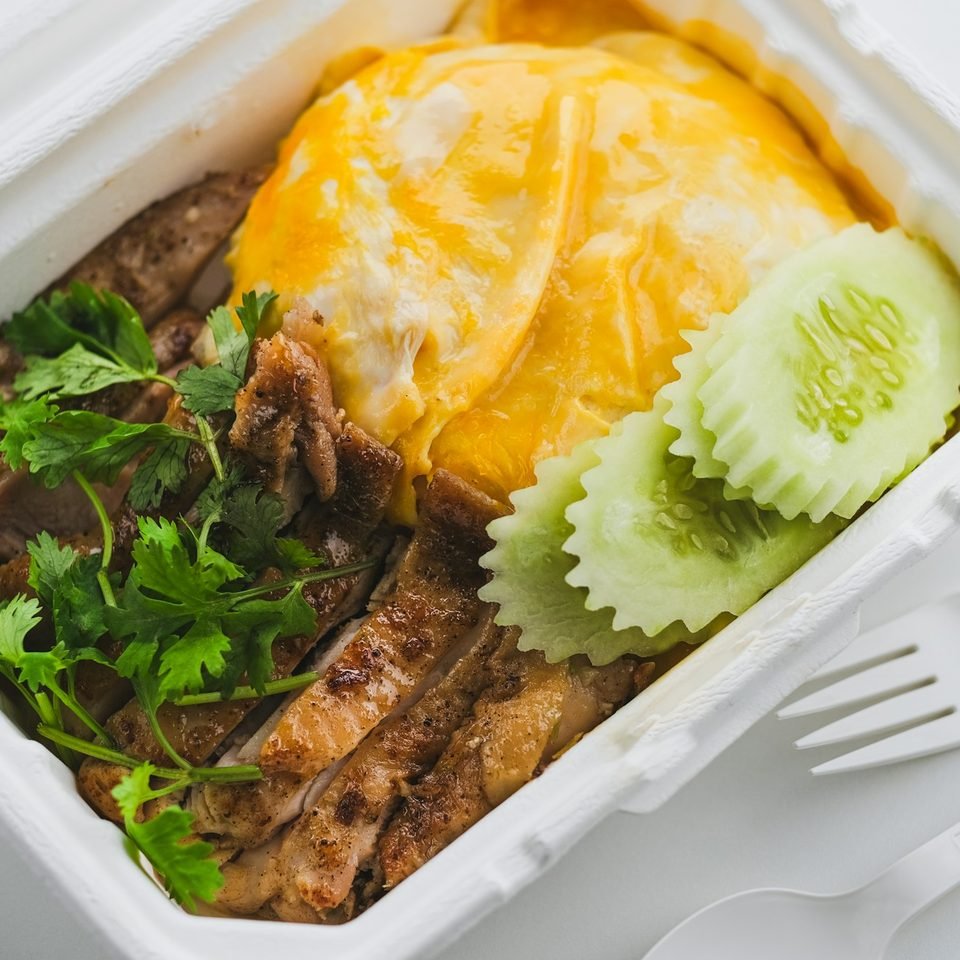 Nasi kotak Dapur Kemuning dengan ayam bakar, sayur, sambal, dan buah