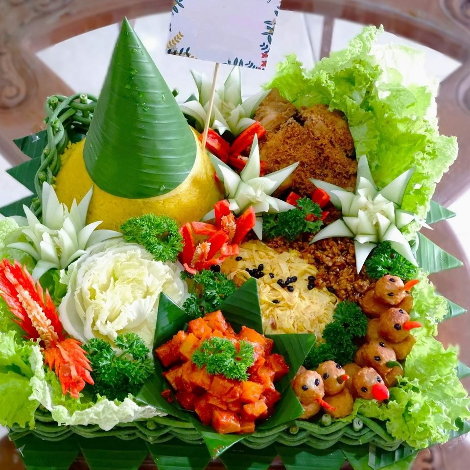 Tumpeng nasi kuning dengan lauk lengkap untuk syukuran