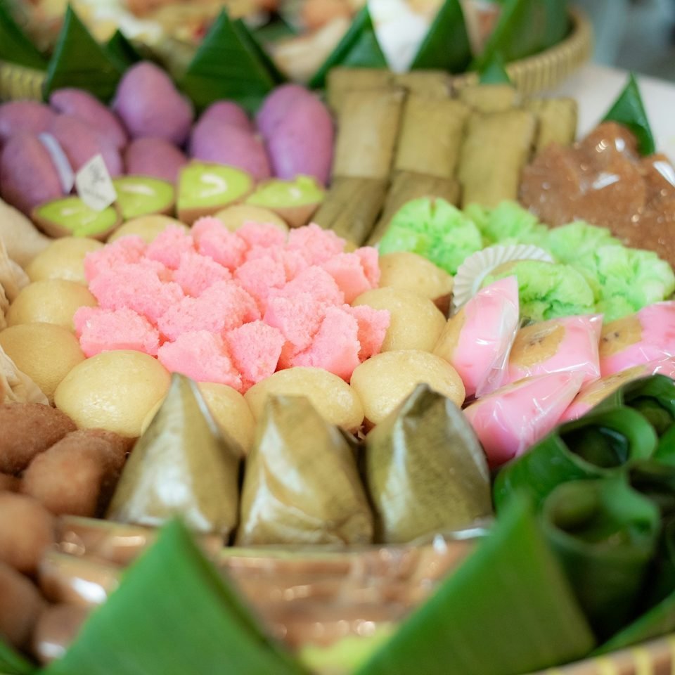 Snack box berisi kue basah, risol, dan air mineral