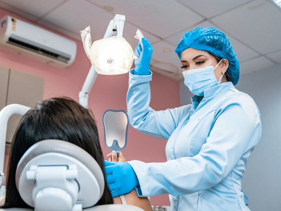 Kursi perawatan di Poli Gigi Klinik Padma