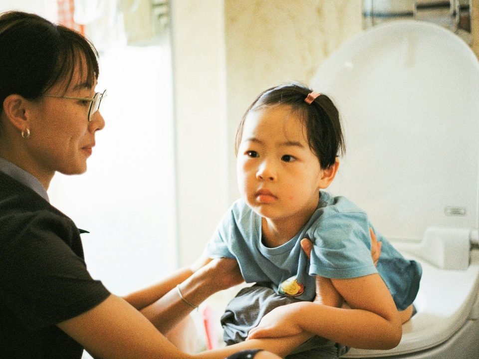Dokter anak memeriksa balita ditemani ibunya di Poli Anak