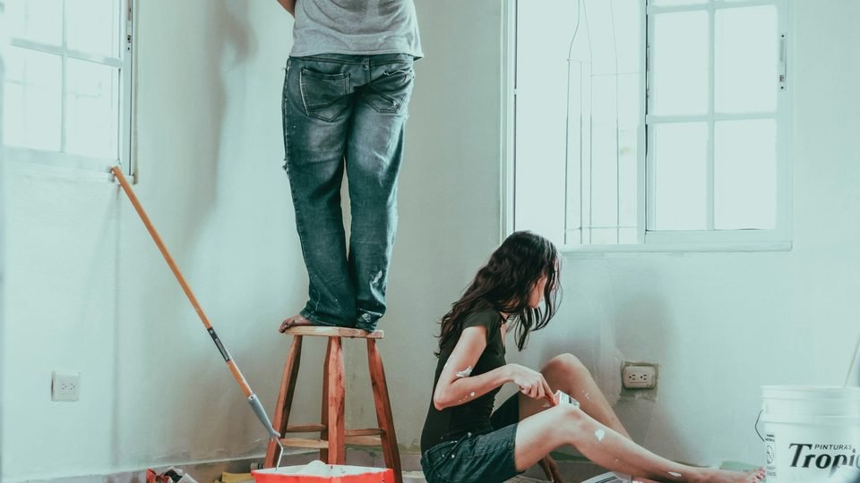 Tukang memasang keramik di rumah yang sedang direnovasi