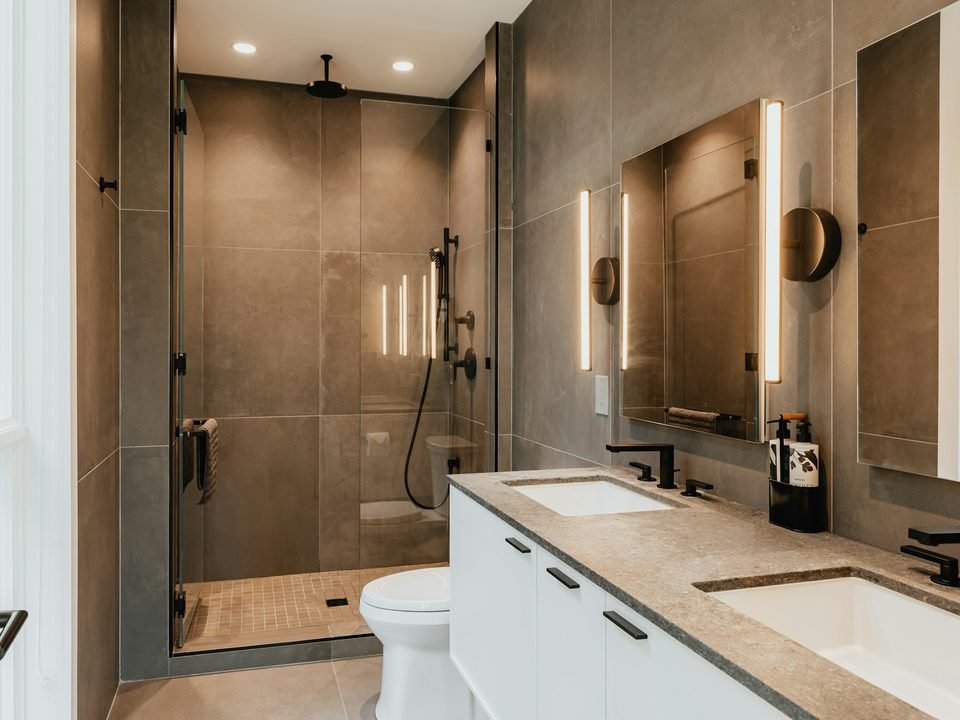 Kamar mandi baru dengan keramik dan shower