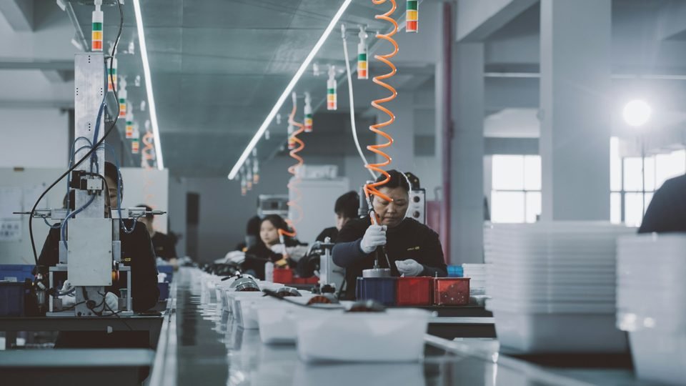 Operator mengawasi mesin di lantai produksi pabrik