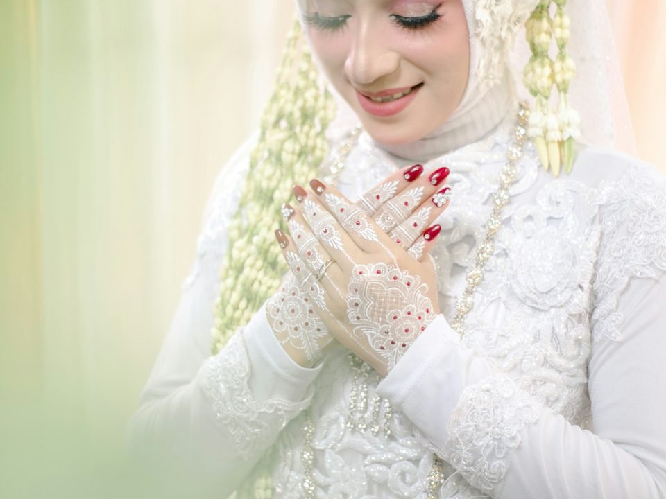 Pengantin perempuan dengan riasan lengkap dan sanggul