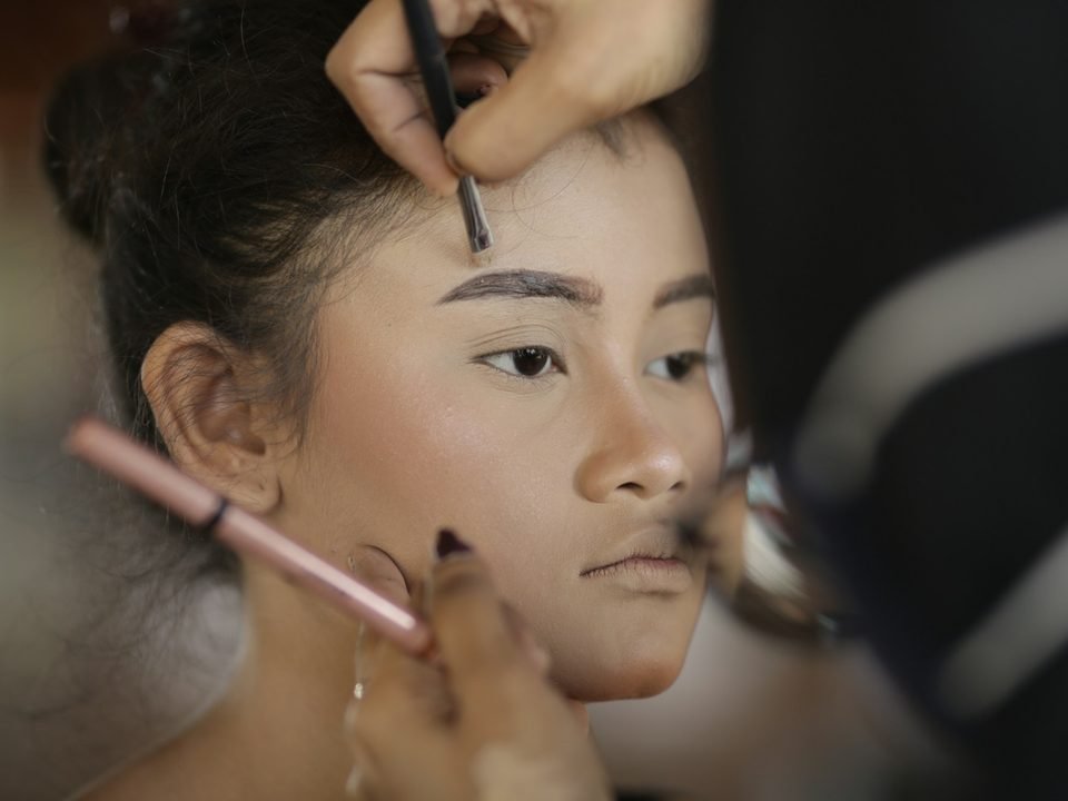 Pengiring pengantin dirias sebelum acara dimulai