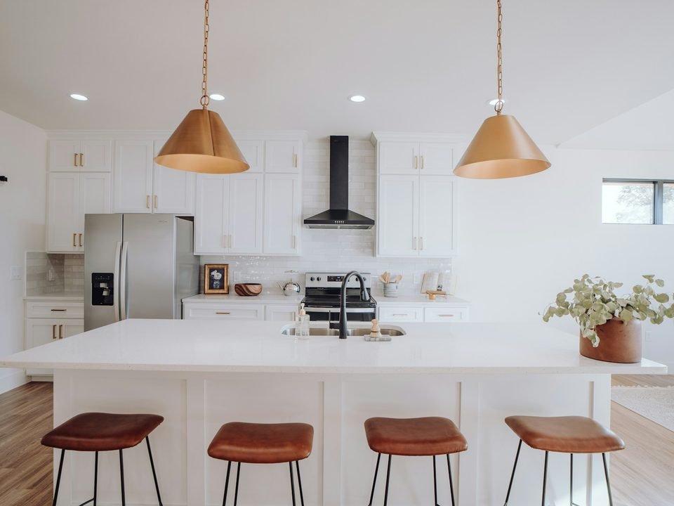 Dapur rumah contoh dengan kabinet dan meja beton