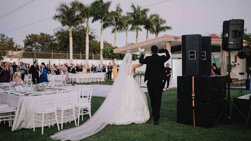 Tim wedding organizer menyiapkan pelaminan sebelum tamu datang